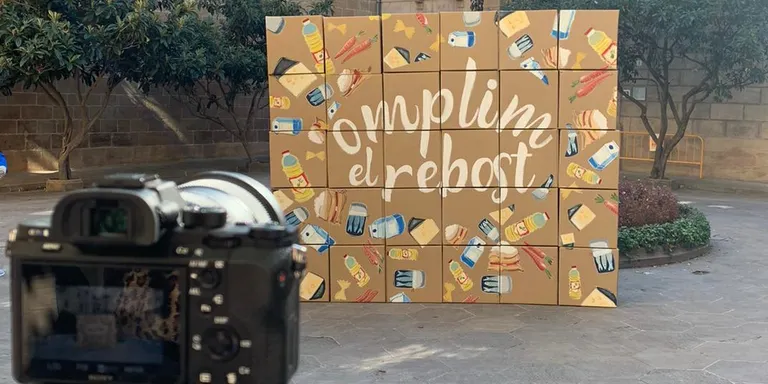 El veïnat del carrer de Sant Domènec de Solsona fa un donatiu al Rebost Solidari del Solsonès
