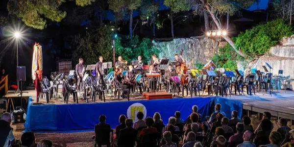 Ple en el segon concert d'Estiu a la Pedrera, que estrena sardana pròpia