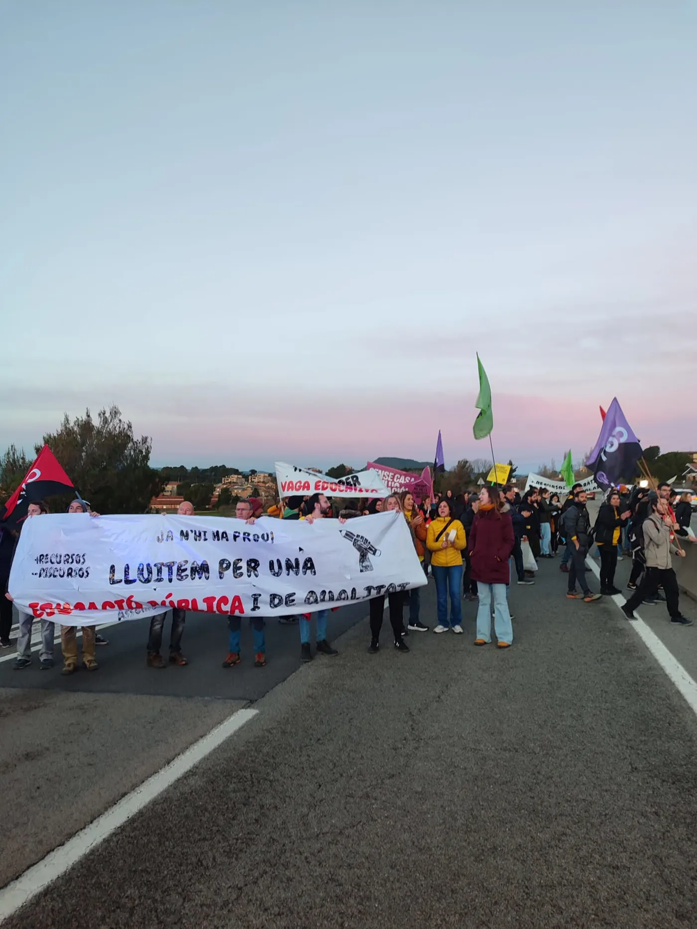El sector educatiu de Catalunya convoca avui una jornada de vaga que es preveu molt participada i que acumula demandes diverses