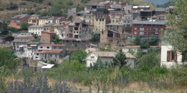 Tall a l'accés a Castellciutat des de la Seu per obres de la fibra òptica