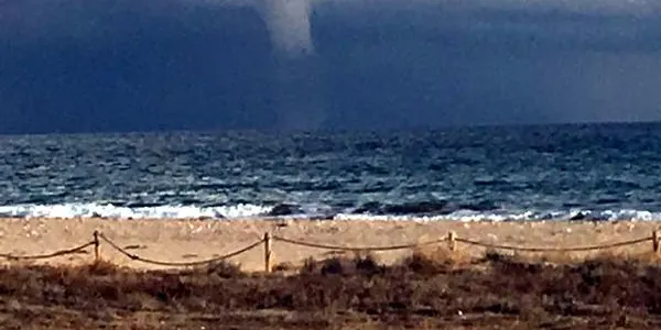 La neu passa de llarg a Altafulla però l’aigua deixa veure una mànega marina davant la platja