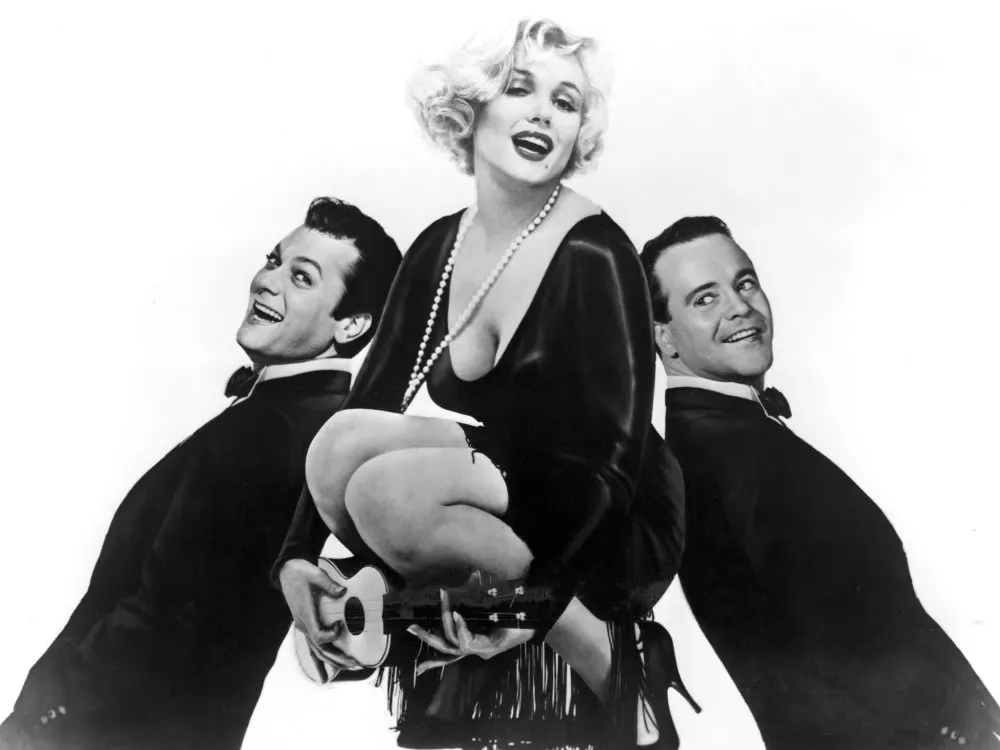 Tony Curtis, Marilyn Monroe i Jack Lemmon en una imatge promocional del film (foto: United Artists