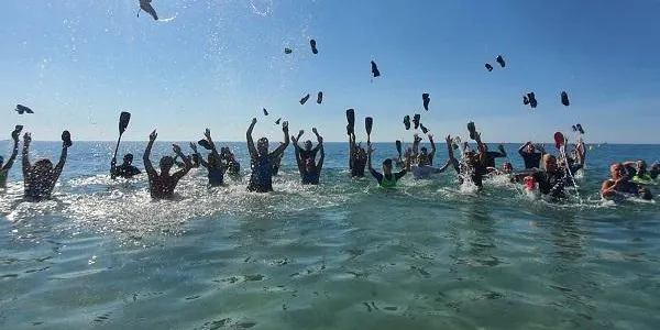 Una cinquantena d’esportistes participen en la 1a Trobada de Marxa Aquàtica de Creixell