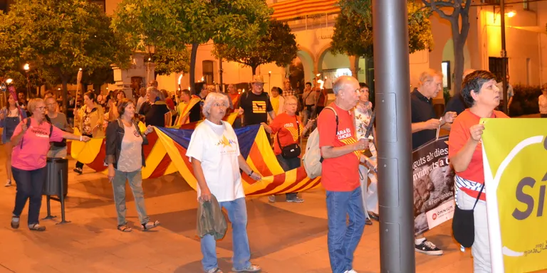 Més assistència que en anys anteriors a la Marxa de Torxes per la Independència a Pineda