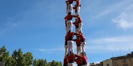 La Colla Joves ajunta els dos castells bàsics de 9 al Pati