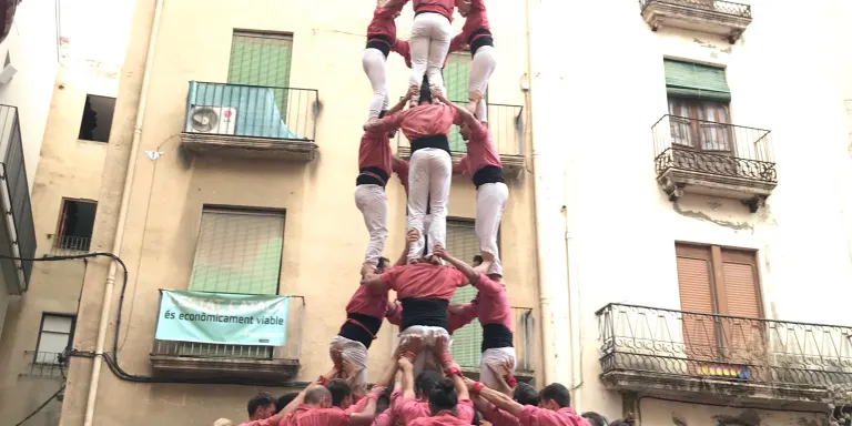 El castell de 9 rosat arriba per Sant Isidre