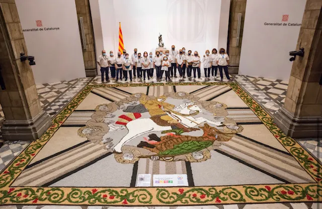 Membres d’Acció Cívica Calderina participen en l’elaboració d’una catifa al saló Sant Jordi del Palau de la Generalitat