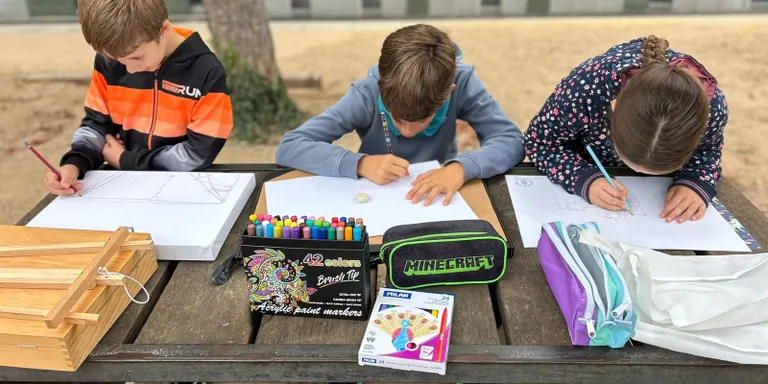 Centenars de nens i nenes van participar ahir al matí de les activitats de joc gratuïtes del Solxicsona al passeig