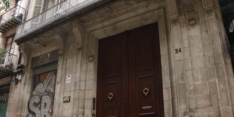 Barcelona sanciona amb 420.000 euros un propietari per llogar pisos a turistes de forma il·legal durant anys