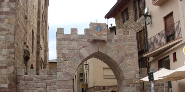 Col.locada la porta d'entrada al Mercat Medieval dels Canonges