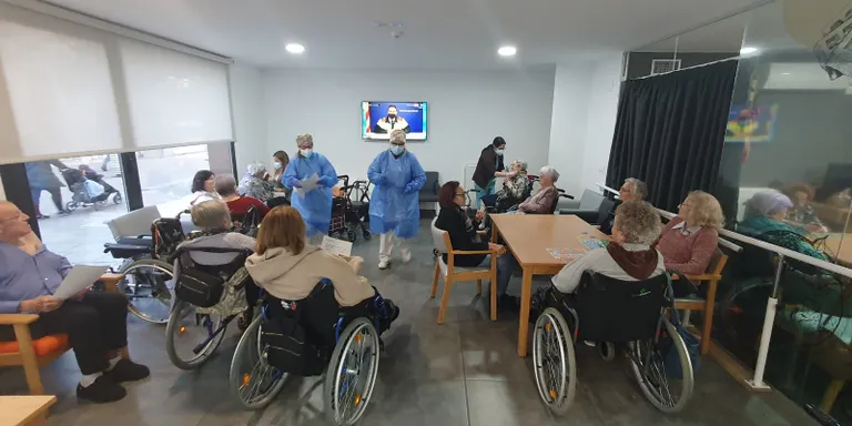 S'autoritzen les sortides curtes de les residències per la millora de la incidència de la covid19