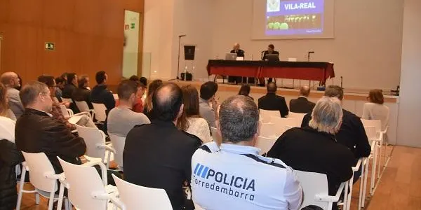 Policies de tot l’estat debaten sobre la mediació policial a Torredembarra